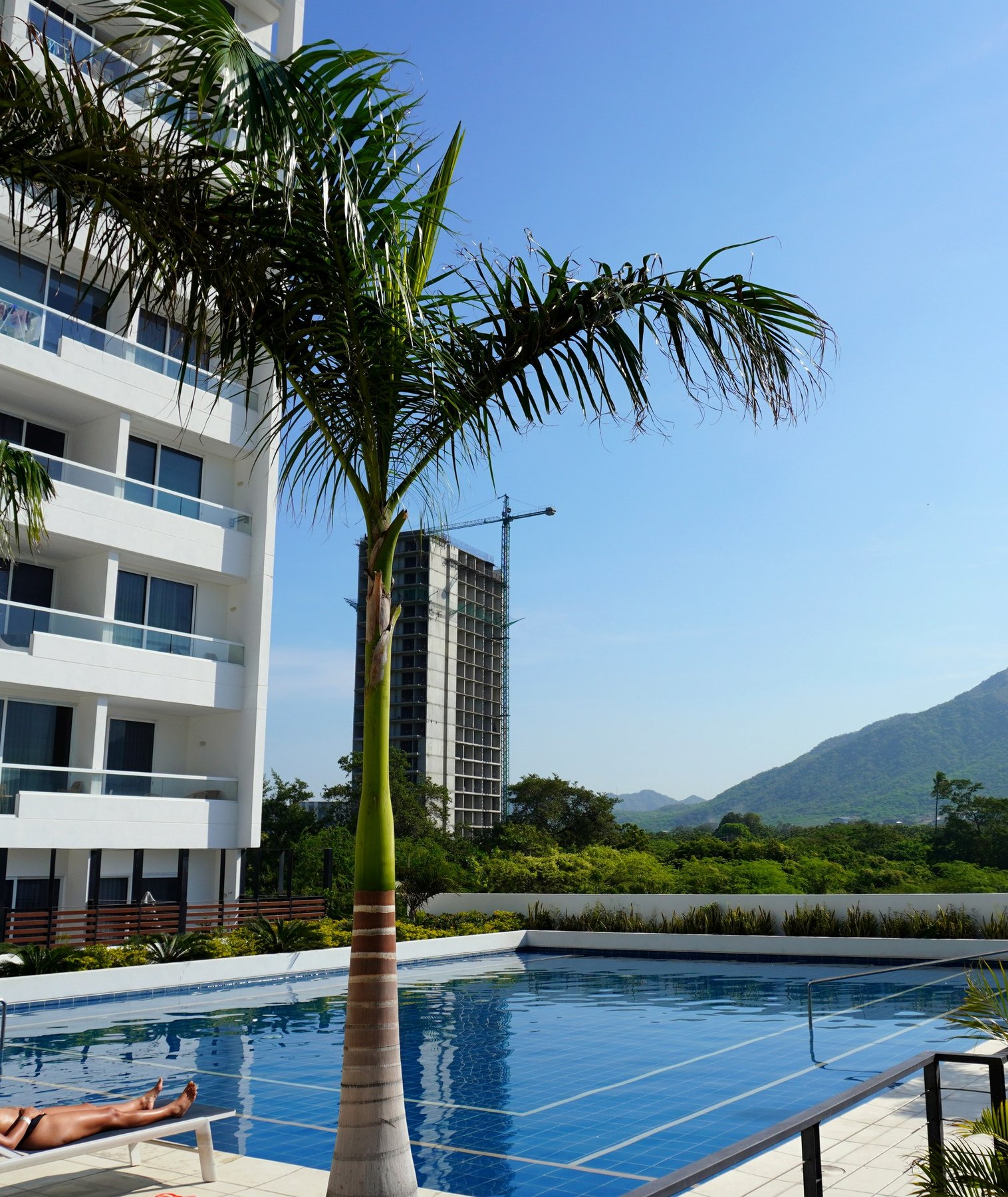 Piscina panorámica con vista a la ciudad