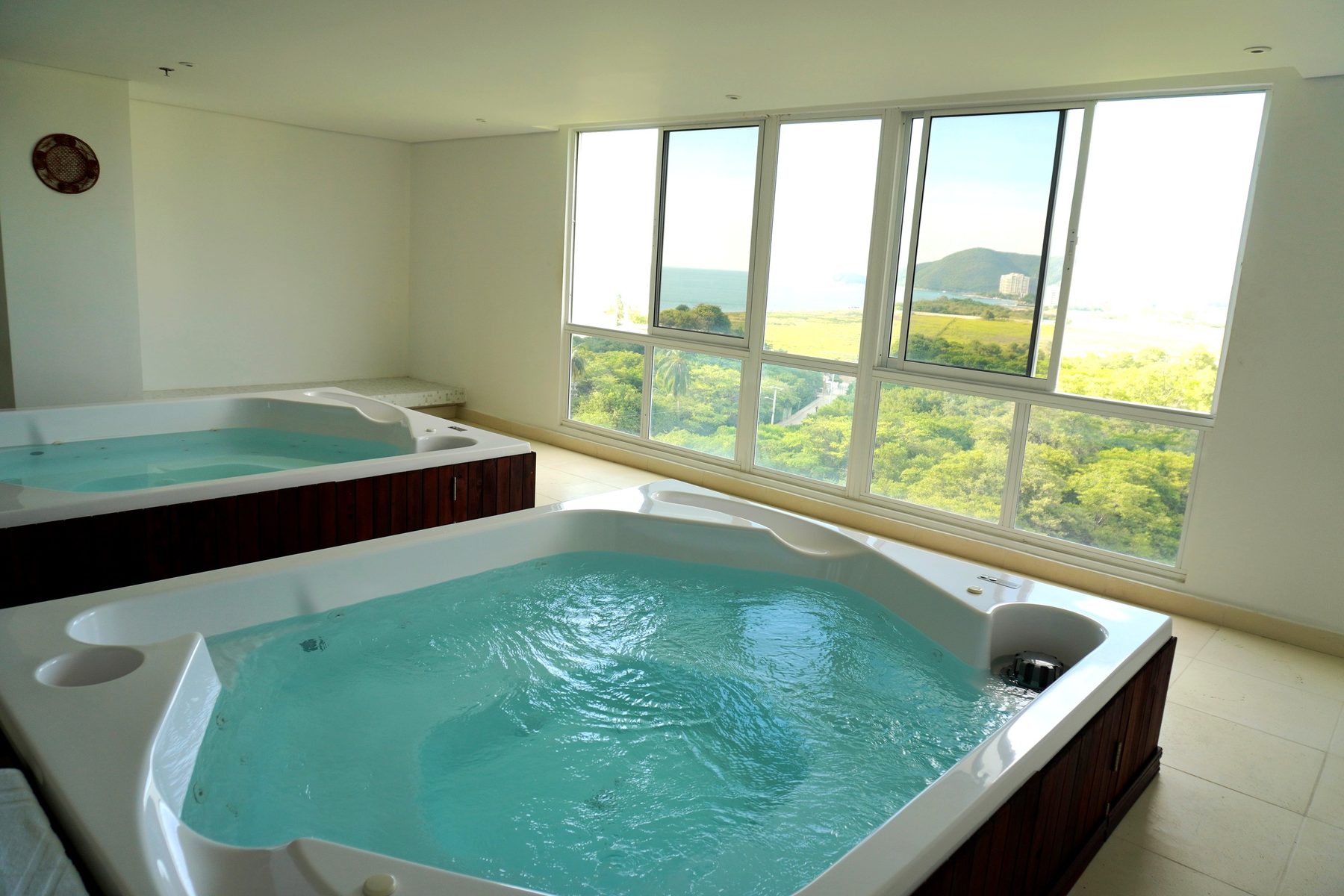 Jacuzzis panorámicos del spa con vista al Caribe